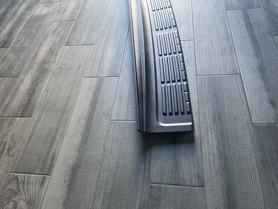 Накладка заднего бампера Toyota Land Cruiser 200. 52162-60040