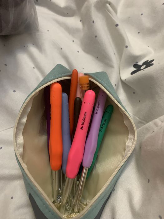 Крючки для вязания и нитки