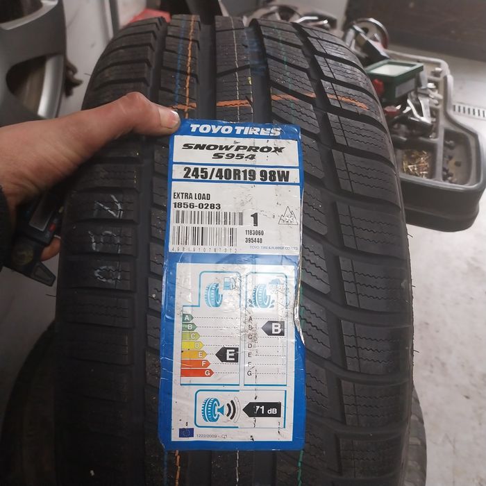 Opona Zimowa Toyo 245/40R19 98W