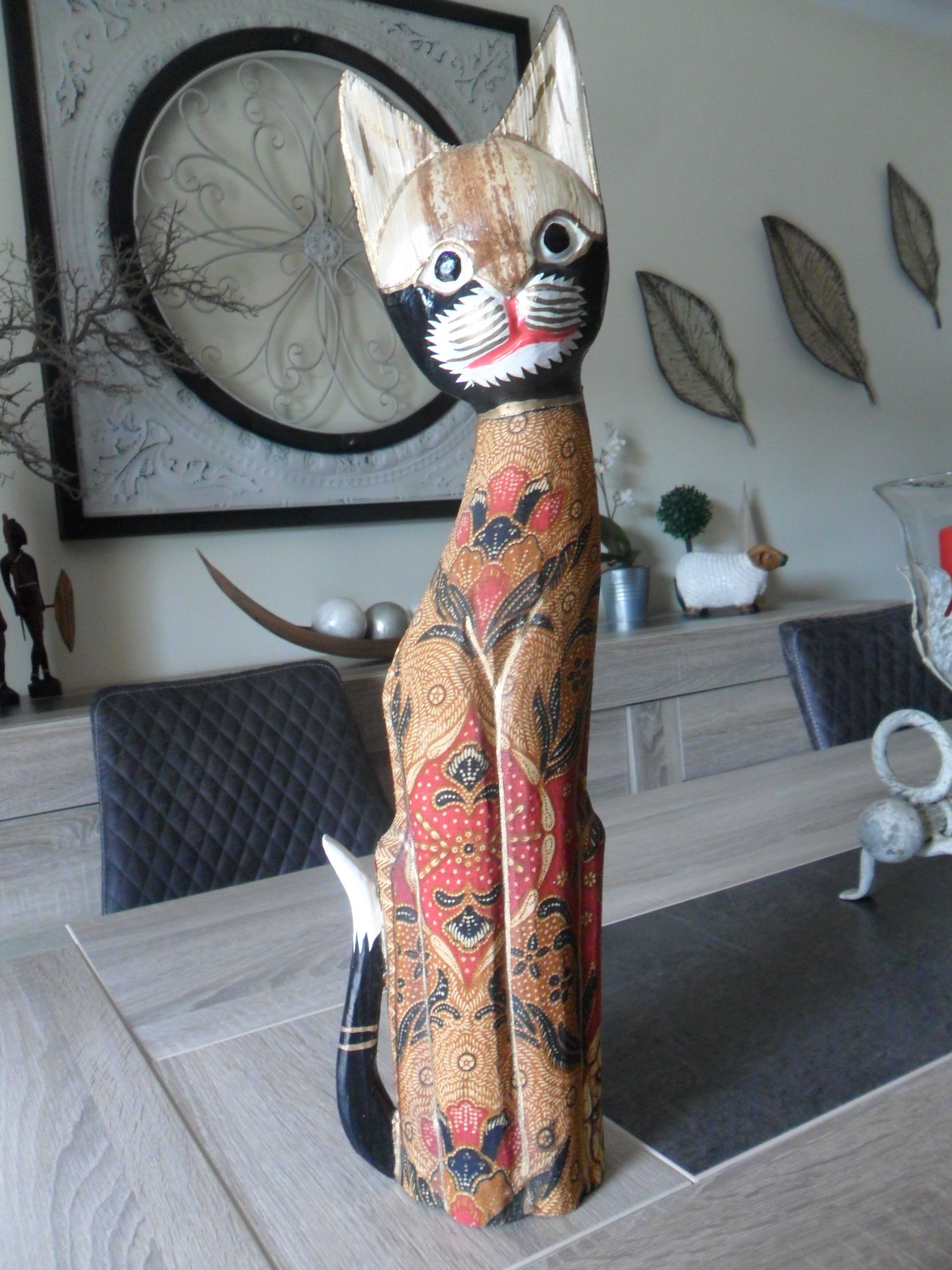 Gato de madeira pintado