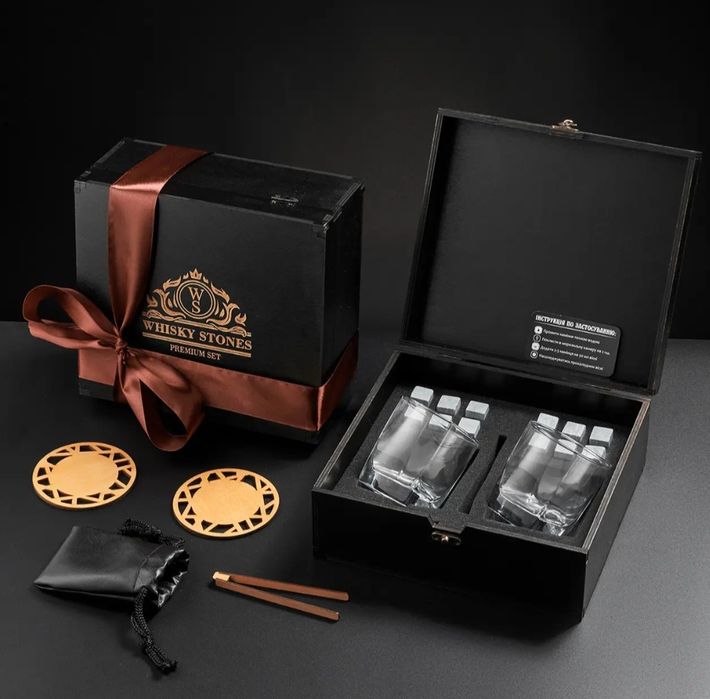 Подарунковий дерев'яний набір із келихами та каменями для віскі.