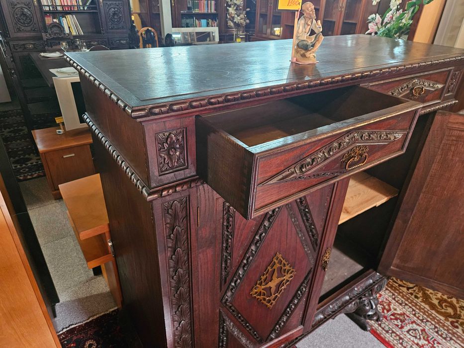 Móvel muito antigo em madeira maciça trabalhada - óptimo est