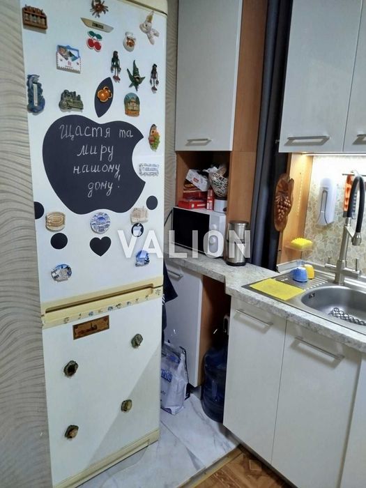 Продам 3-кімнатну квартиру біля метро *Академмістечко*