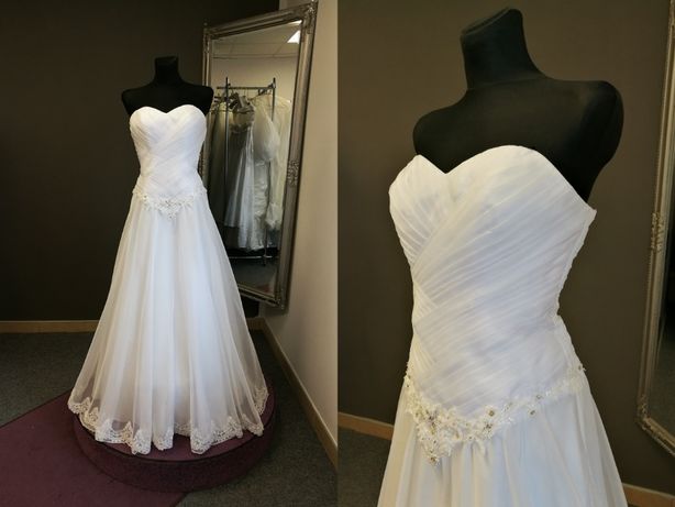 Biała suknia ślubna w kształcie litery A