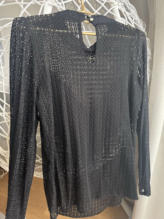 Czarna koszulka z falbanka