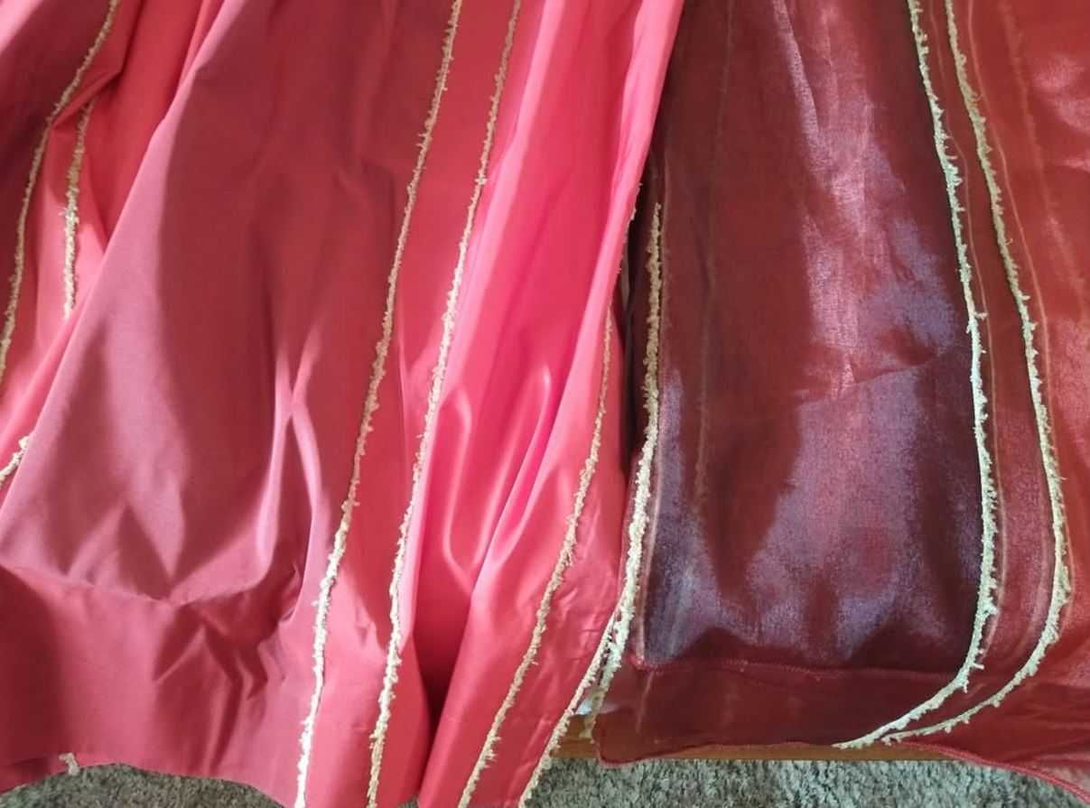 Cortinado em tons vermelhos com bandas laterais