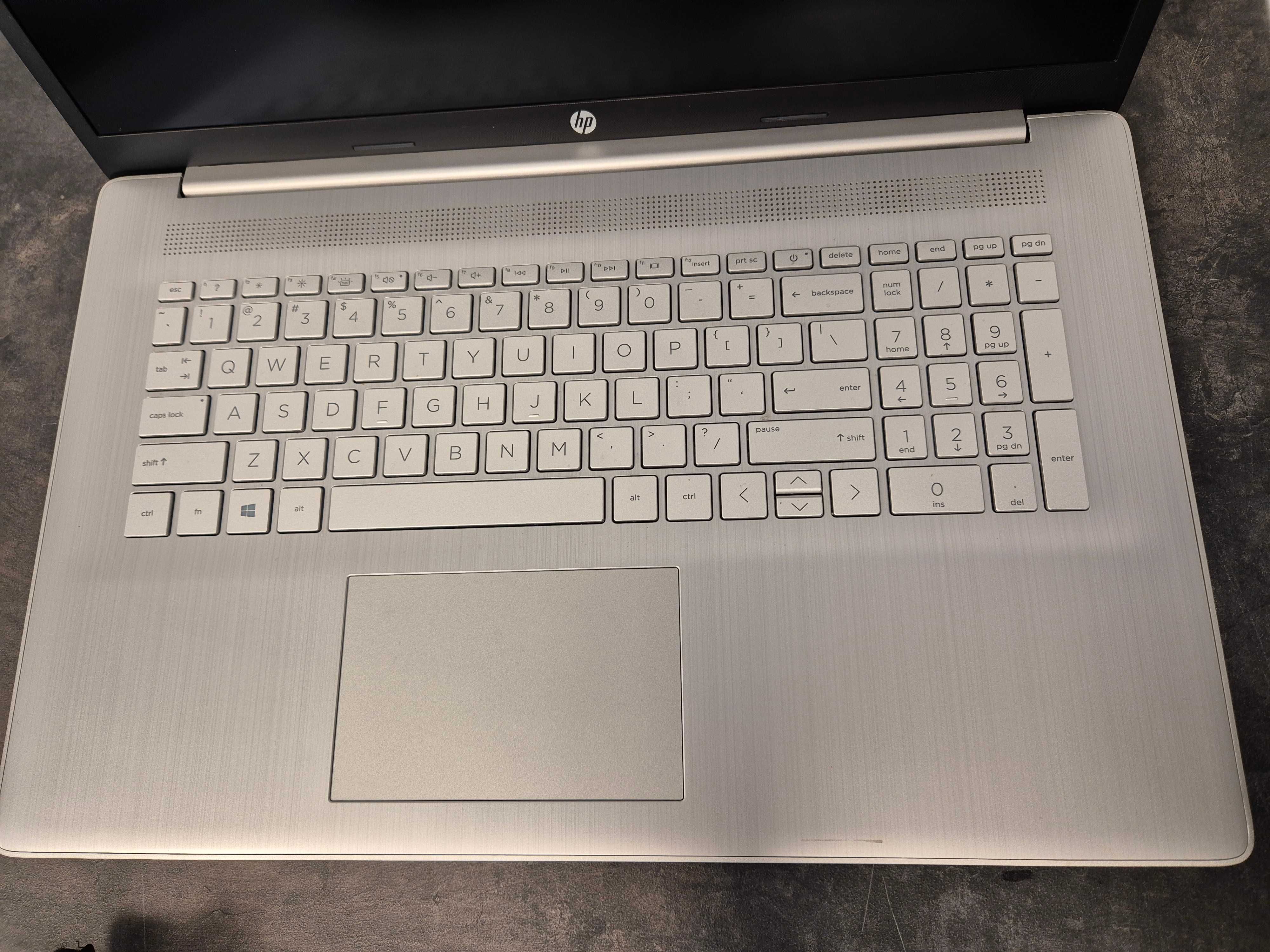 Laptop HP 17-cn1053cl  i5/12 GB /256 SSD W11  17,3"