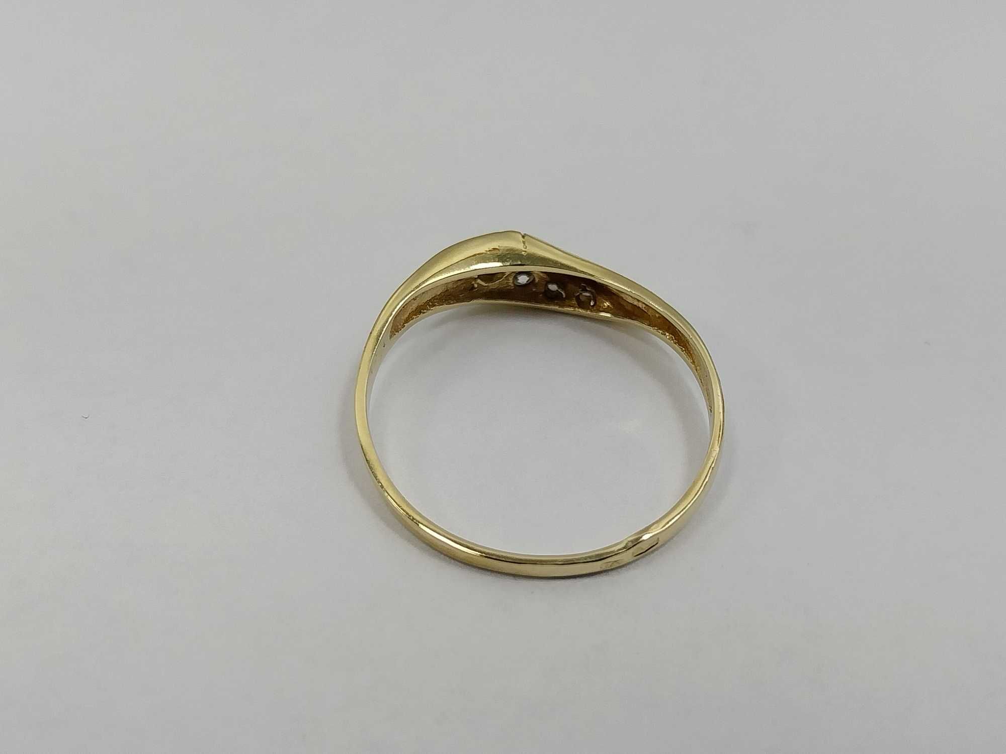 Złoty pierścionek Z CYRKONIAMI 585 1,65G R.17