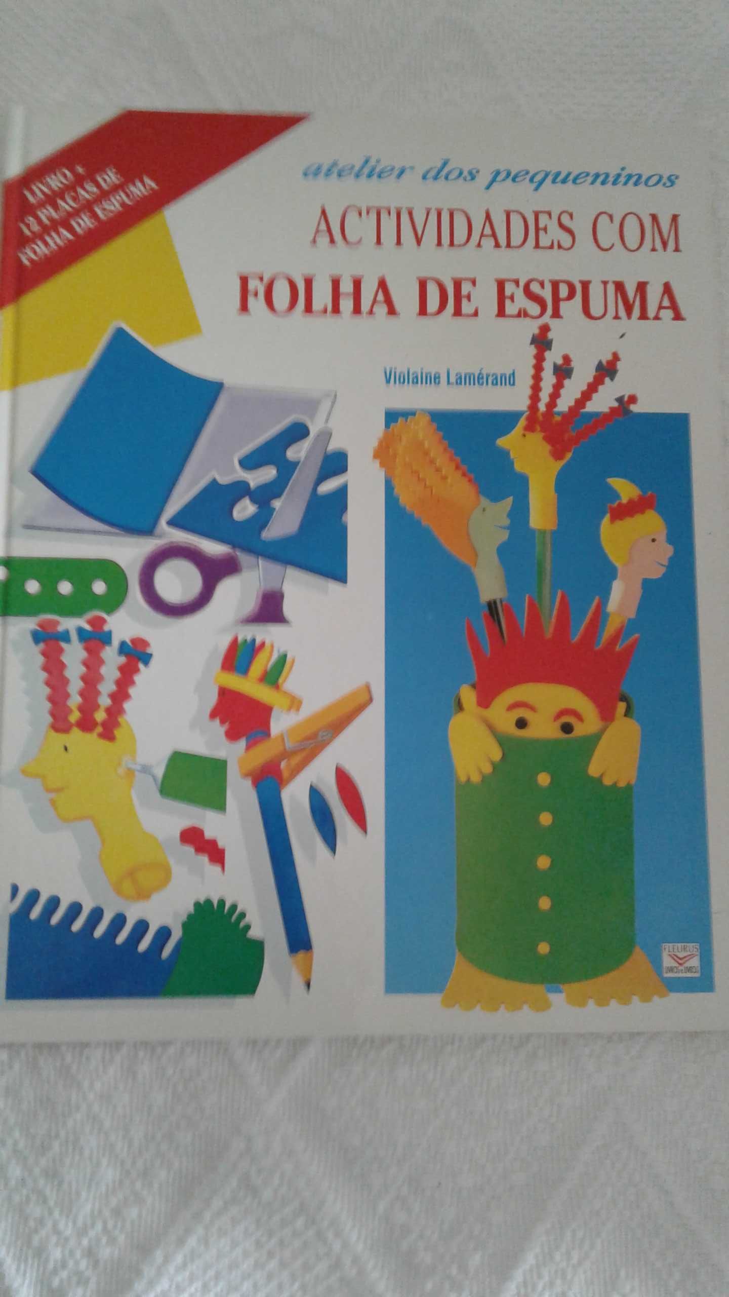 3 Livros: cartão canelado; papel crepe; folhas de espuma