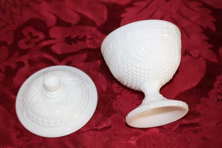 Bomboneira / pote coberto de vidro opalino