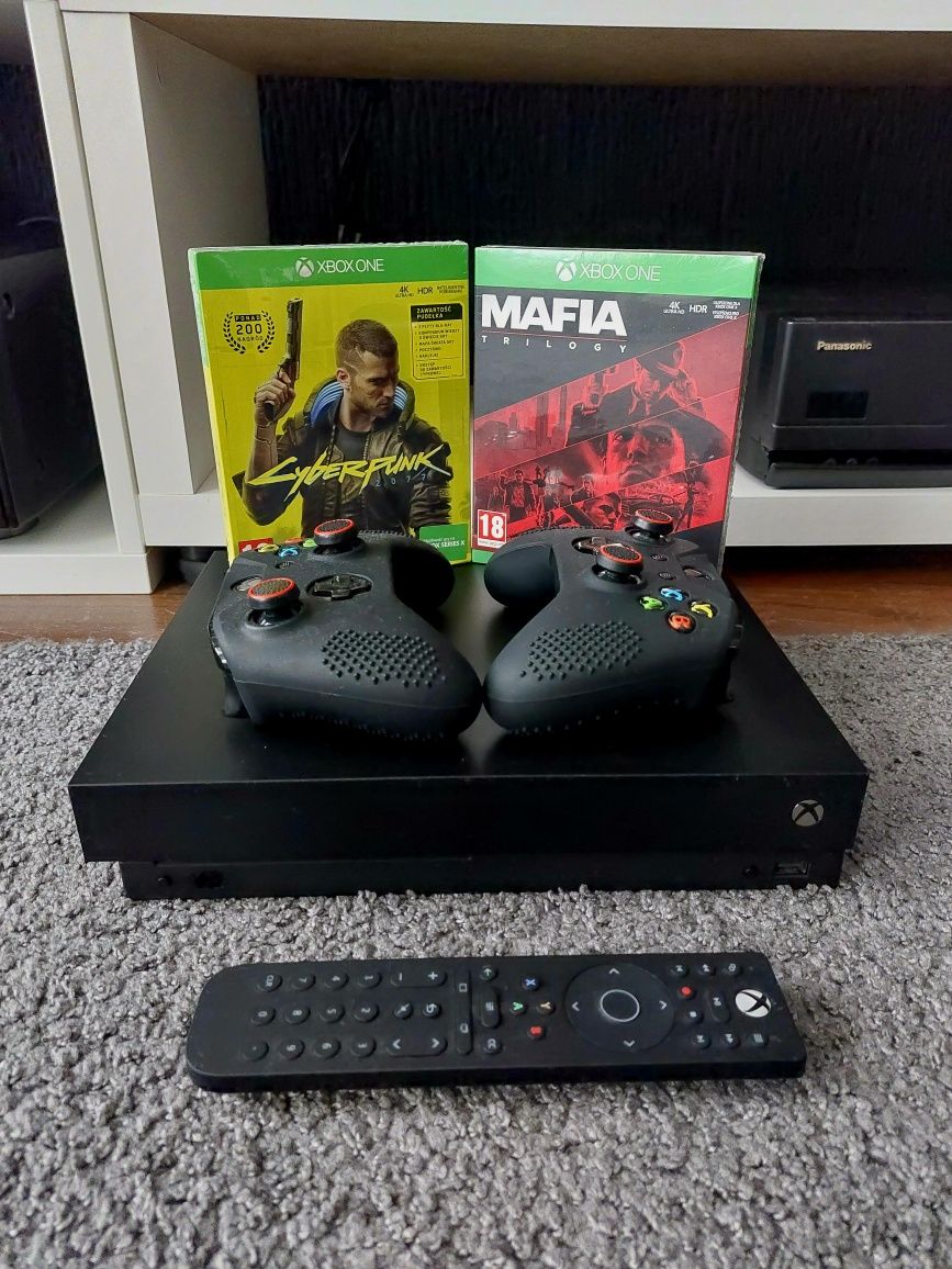 Konsola Xbox One X + 2 pady + pilot + Cyberpunk 2077 i Mafia Trylogy