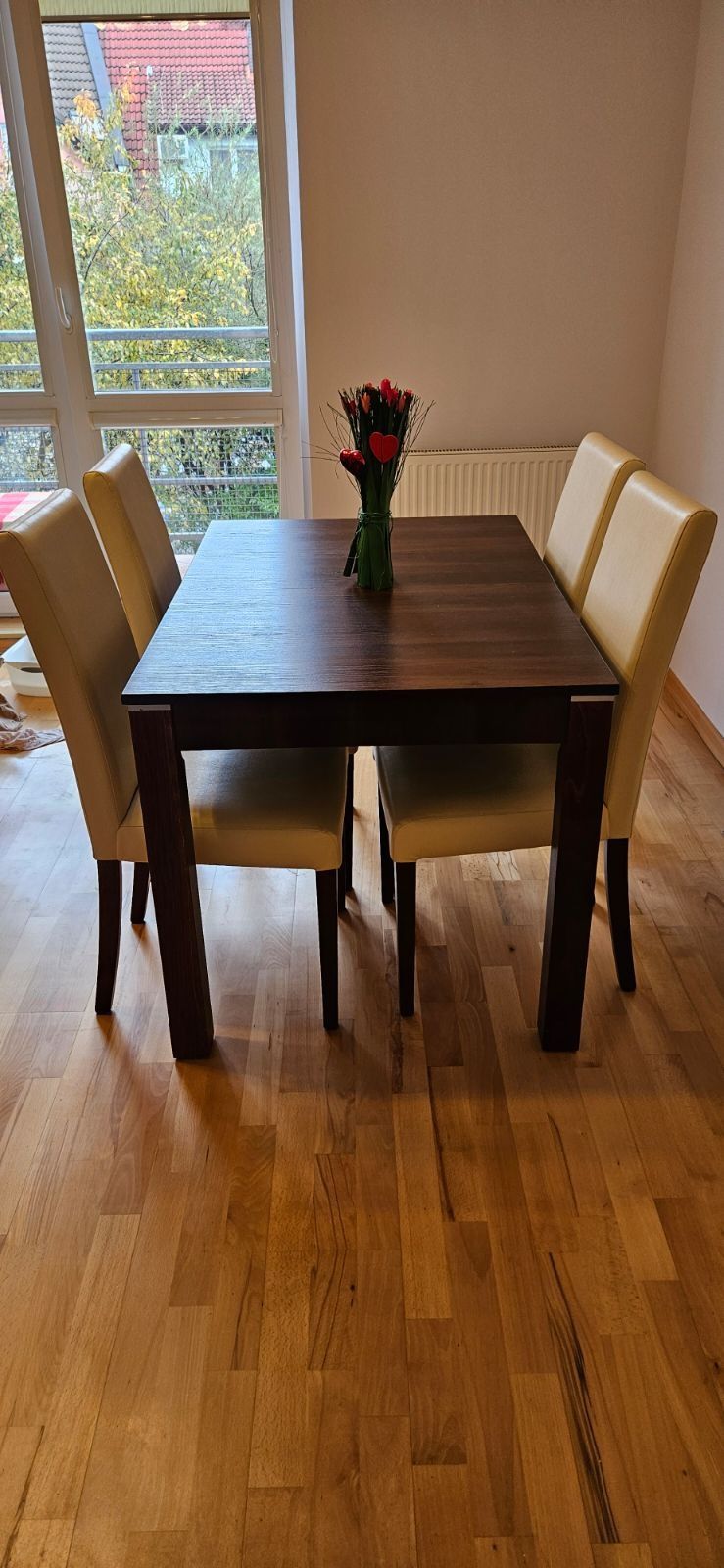 Stół z krzesłami. Idealny do jadalni, kuchni