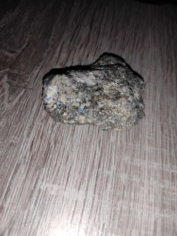 Kamień z meteorytu przypominający rudy złota