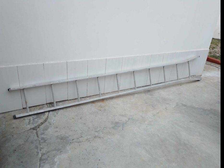 1 escada de alumínio (10 degraus, 3,5m) mais um carrinho de mão