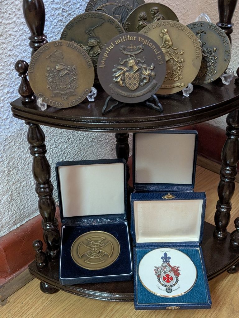 Estante de Canto em Madeira - Perfeita para Otimizar o Espaço!