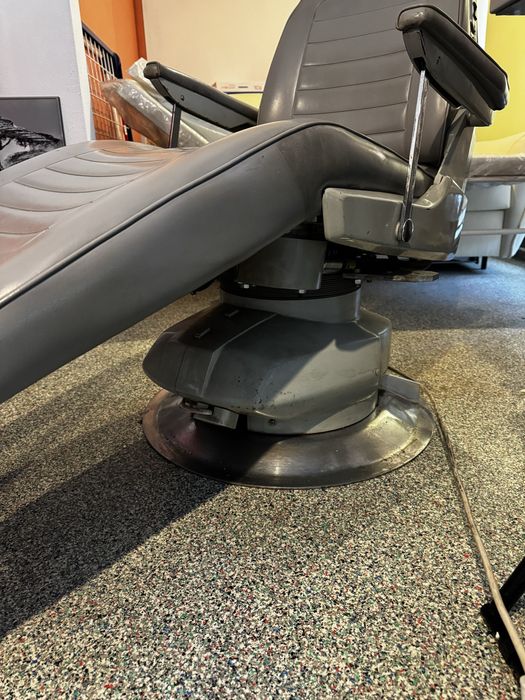 Elektryczny fotel stomatologiczny – sprawny, wygodny, gotowy do pracy