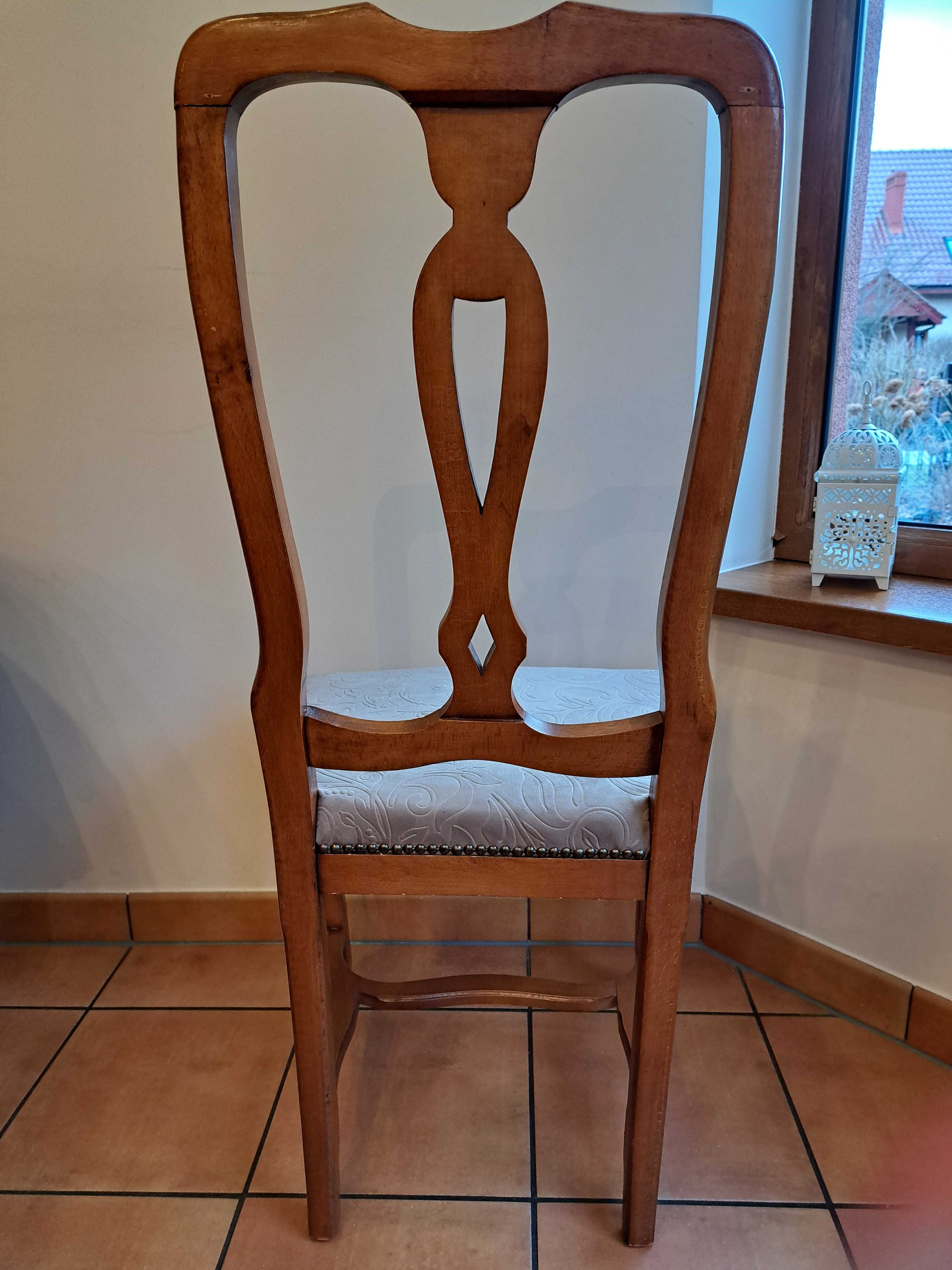 Komplet krzeseł do salonu