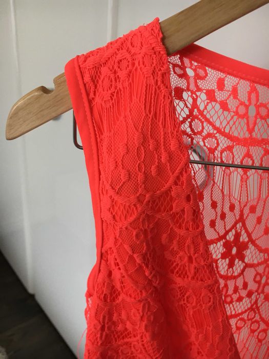 Kombinezon krótki neonowy z koronką, głęboki dekolt rozm.M