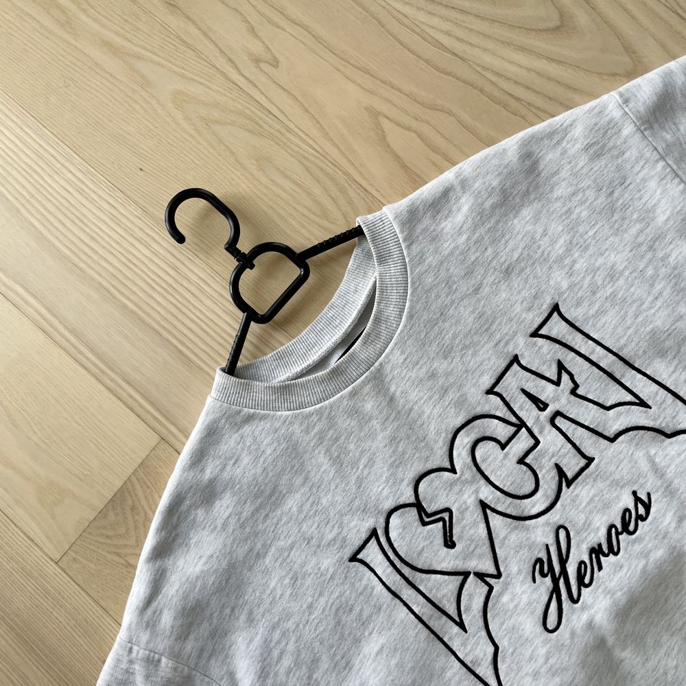 Szara bluza crewneck z napisem Local Heroes