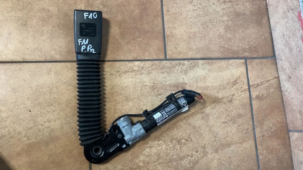 NAPINACZ ZAPINKA PASA PRAWY PRZÓD 615796400C BMW F10 F11