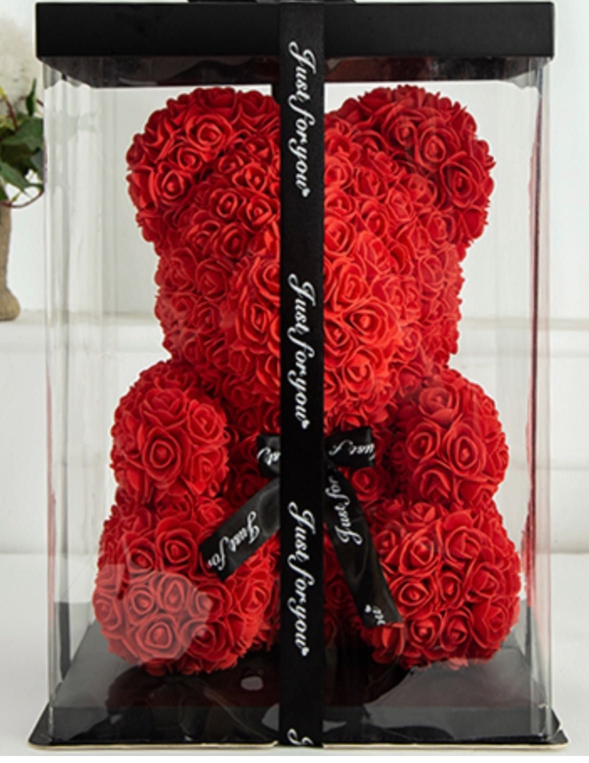 Miś z czerwonych róż w eleganckim pudełku 25 cm