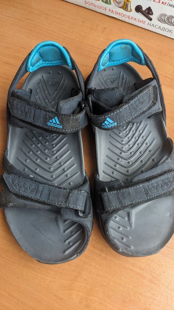 Продам сандалии adidas 35 размер