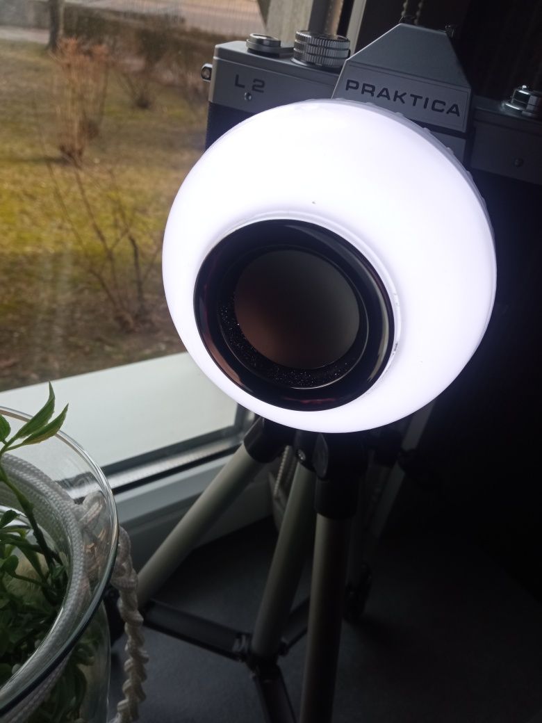 Lampka HandMade z aparatu LED i głośnik BT na statywie