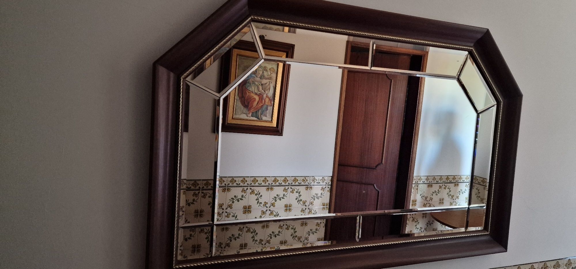 Espelho com moldura de madeira de mogno e com biselados no espelho