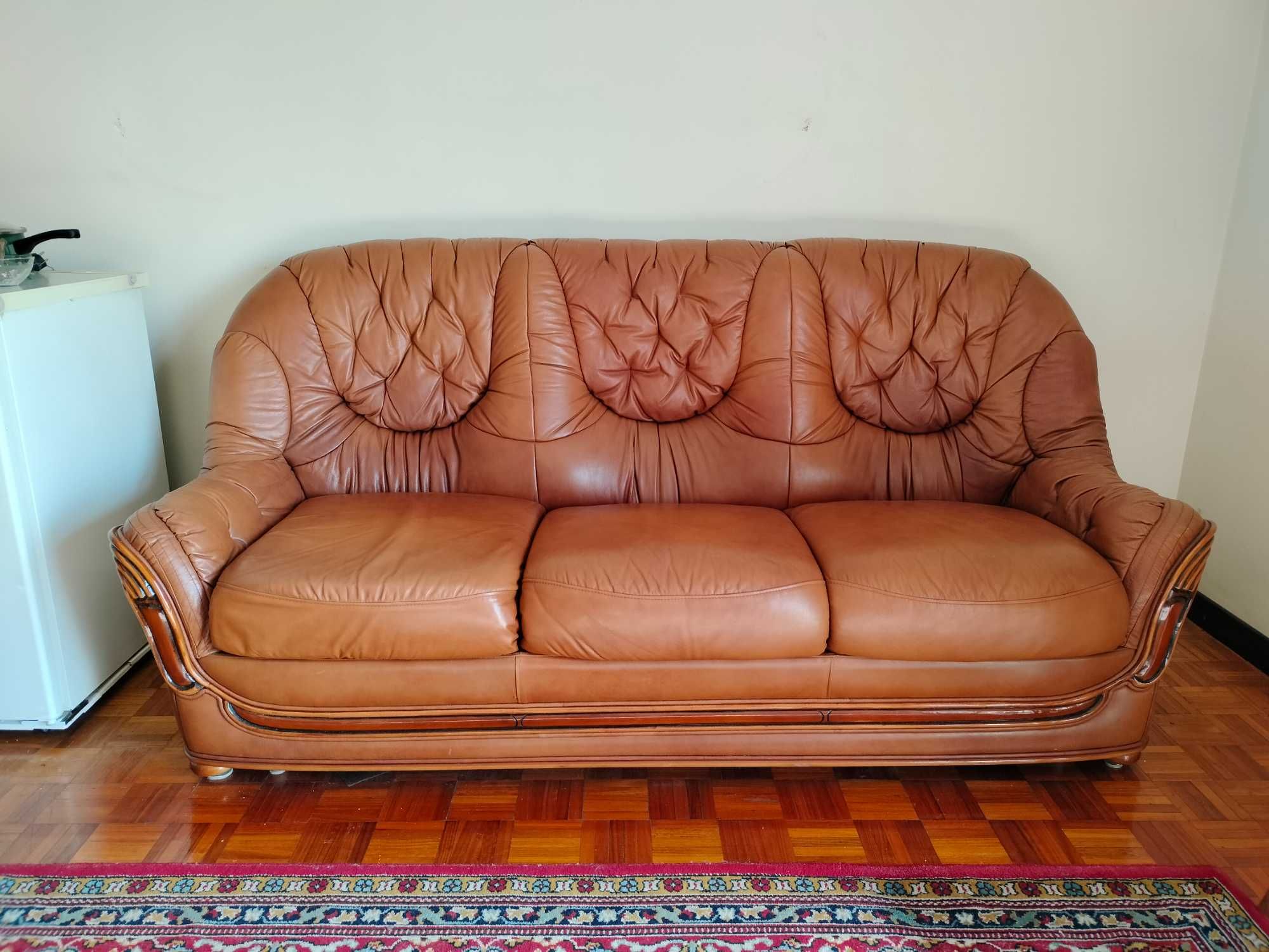 Sofá-cama de 3 lugares em couro – conforto, elegância e quase sem uso