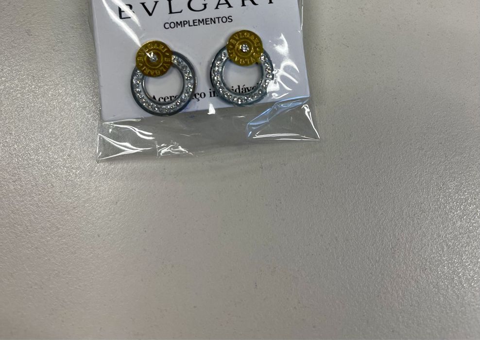 Brincos em aco registado
