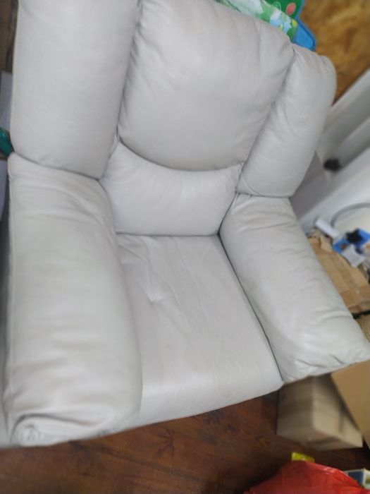 Кожаный диван и два кресла.Одно кресло реклайновское.