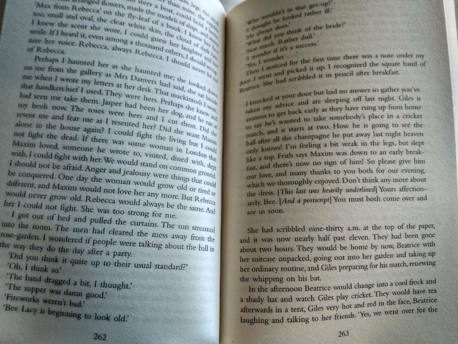 Книга на английском: "Rebecca" Daphne du Maurier. Жанр: роман.