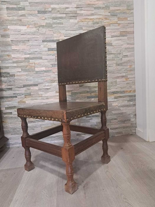 Cadeiras antigas em madeira Wengue e couro com tachas
