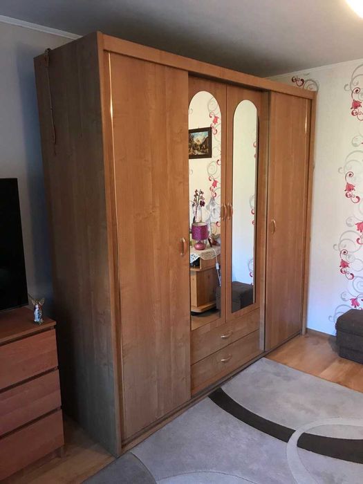 Sprzedam dużą szafę.