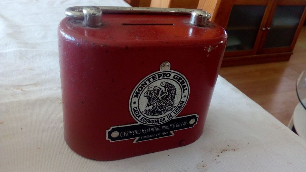 artigo coleção Mealheiro antigo do Montepio Geral