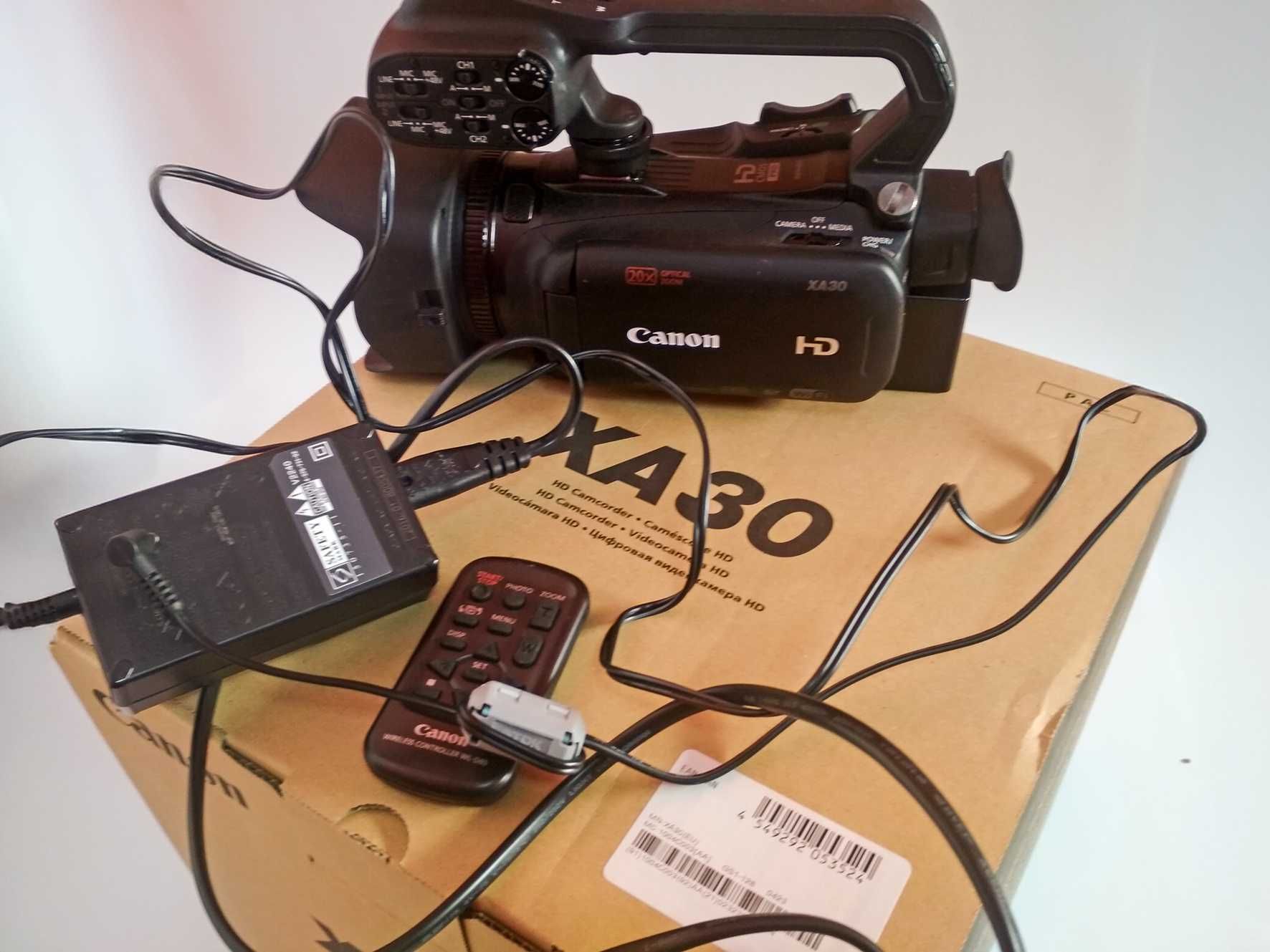 професійна відеокамера Canon XA30