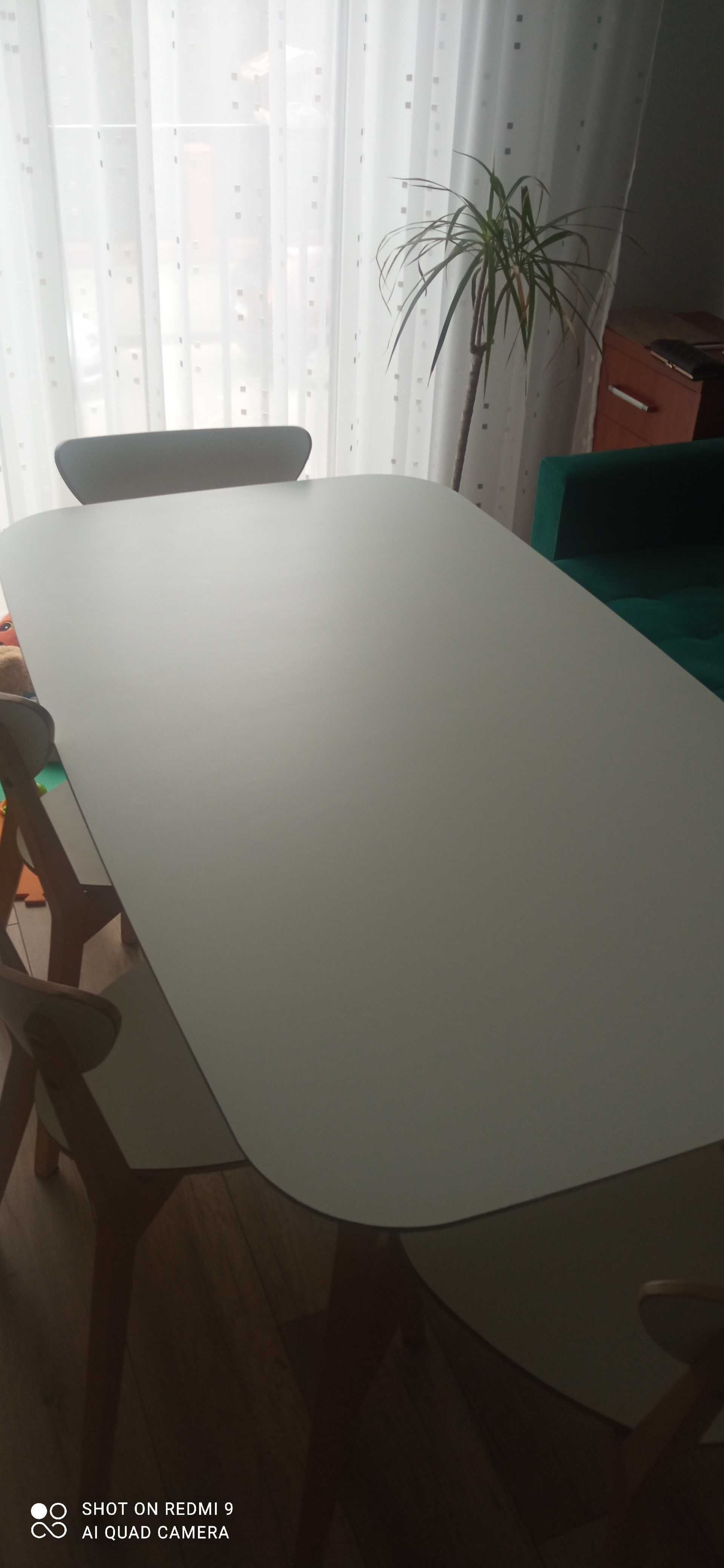 Stół z 4 krzesłami