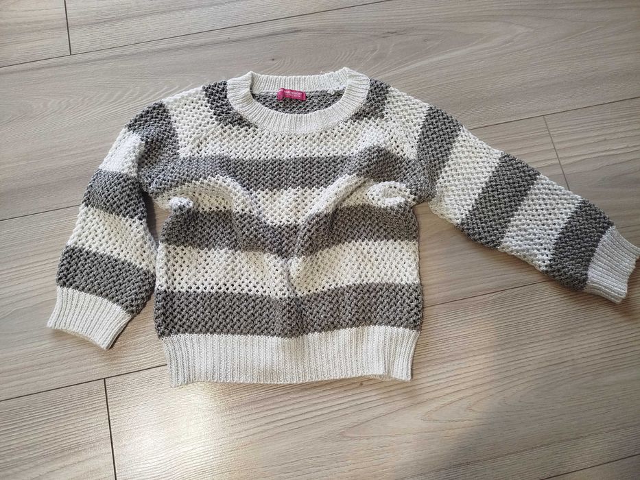 Sweter dla dziewczynki ażurowy używany, rozmiar 122