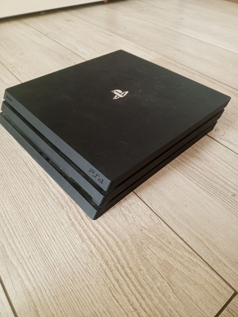 PS4 PRO 1Tb 5 grier i 3 pady