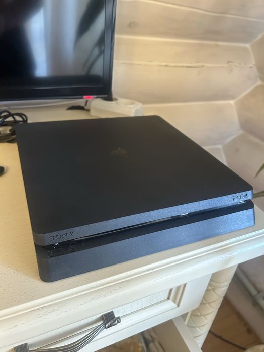 Продам Ps4 slim/1 TB/ 2 геймпади