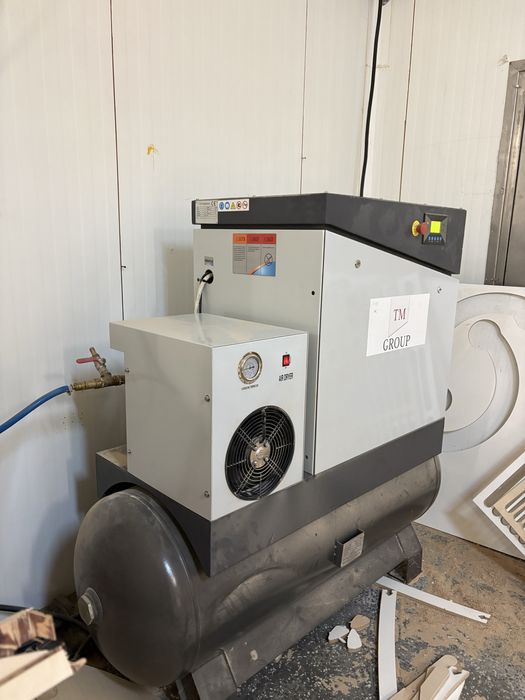 Sprezarka Srubowa 7,5 kw tylko 220 godzin pracy 80 godzin tloczenia