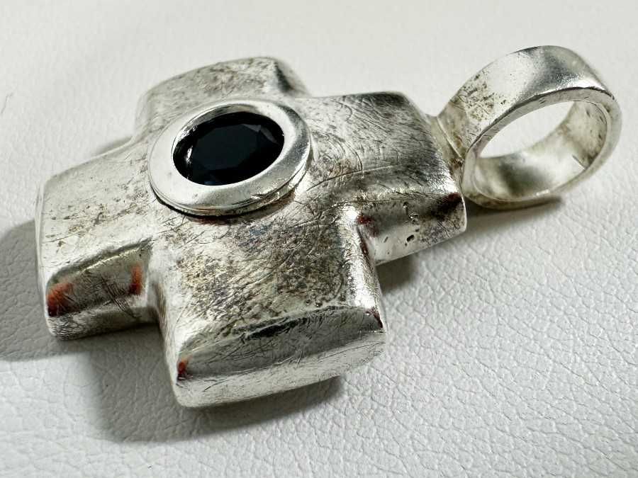 Duża zawieszka/wisiorek do łańcuszka krzyżyk z niebieskim oczkiem 925