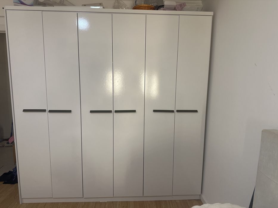 Roupeiro praticamente novo