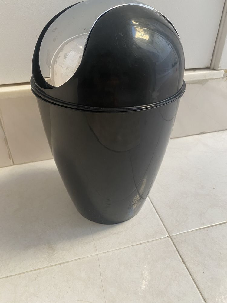 Balde do lixo pequeno preto