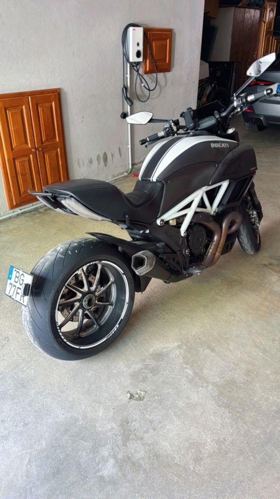 Vende-se Ducati Diavel Carbon - 2016
