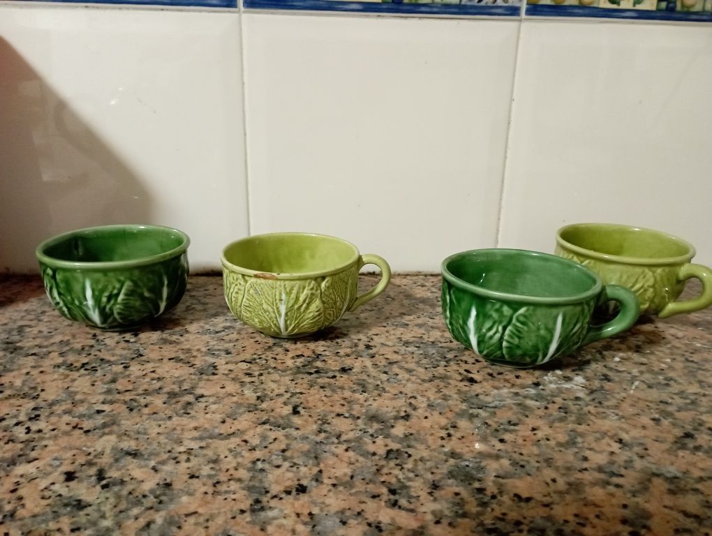 Bule e 4 chávenas loiça decorativa das Caldas da Raínha