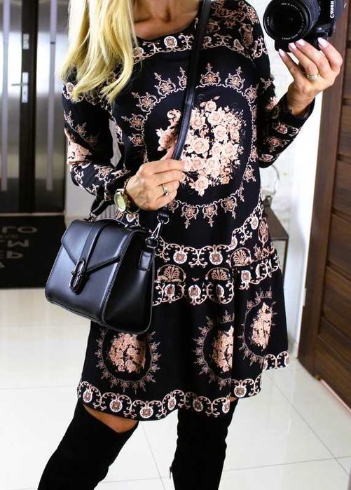 Czarna sukienka z falbanką greckie wzory