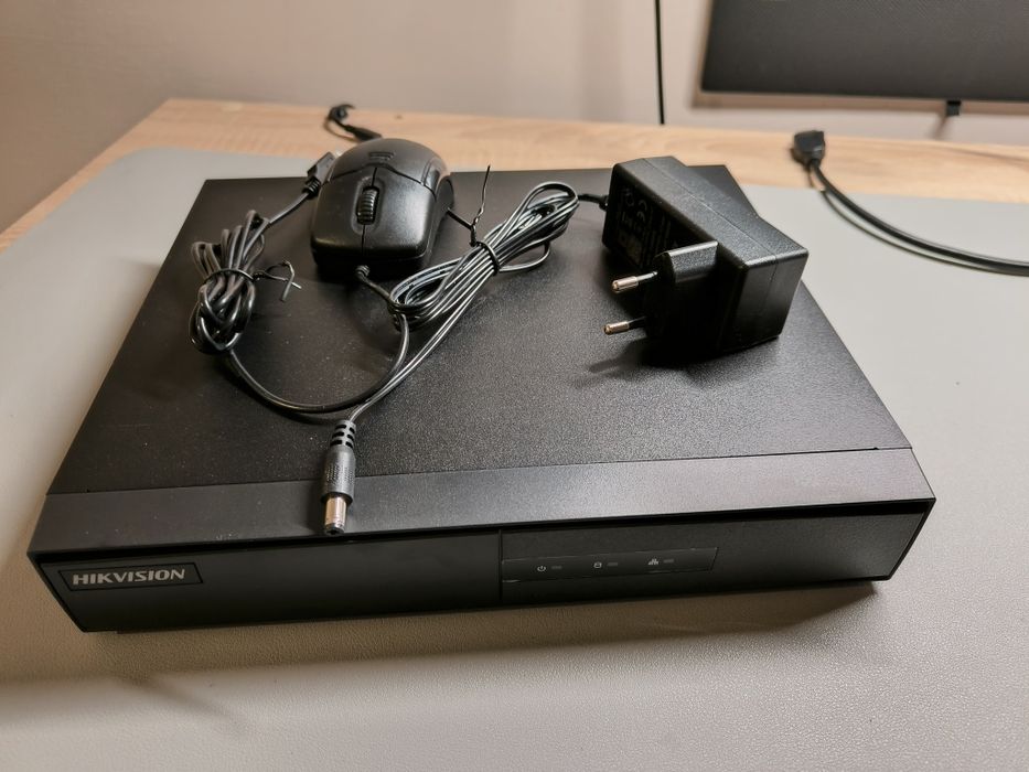 Rejestrator NVR 8-kan DS-7108NI-Q1/M HIKVISION kamera IP 4Mpix + 1Tb