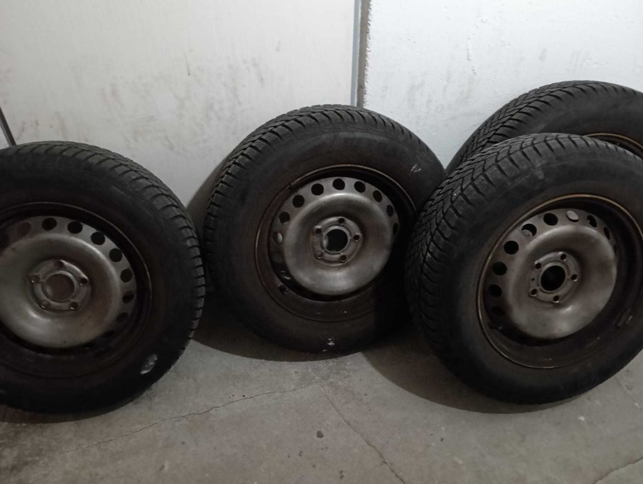 Opony zimowe 215/65 R16 + kołpaki gratis