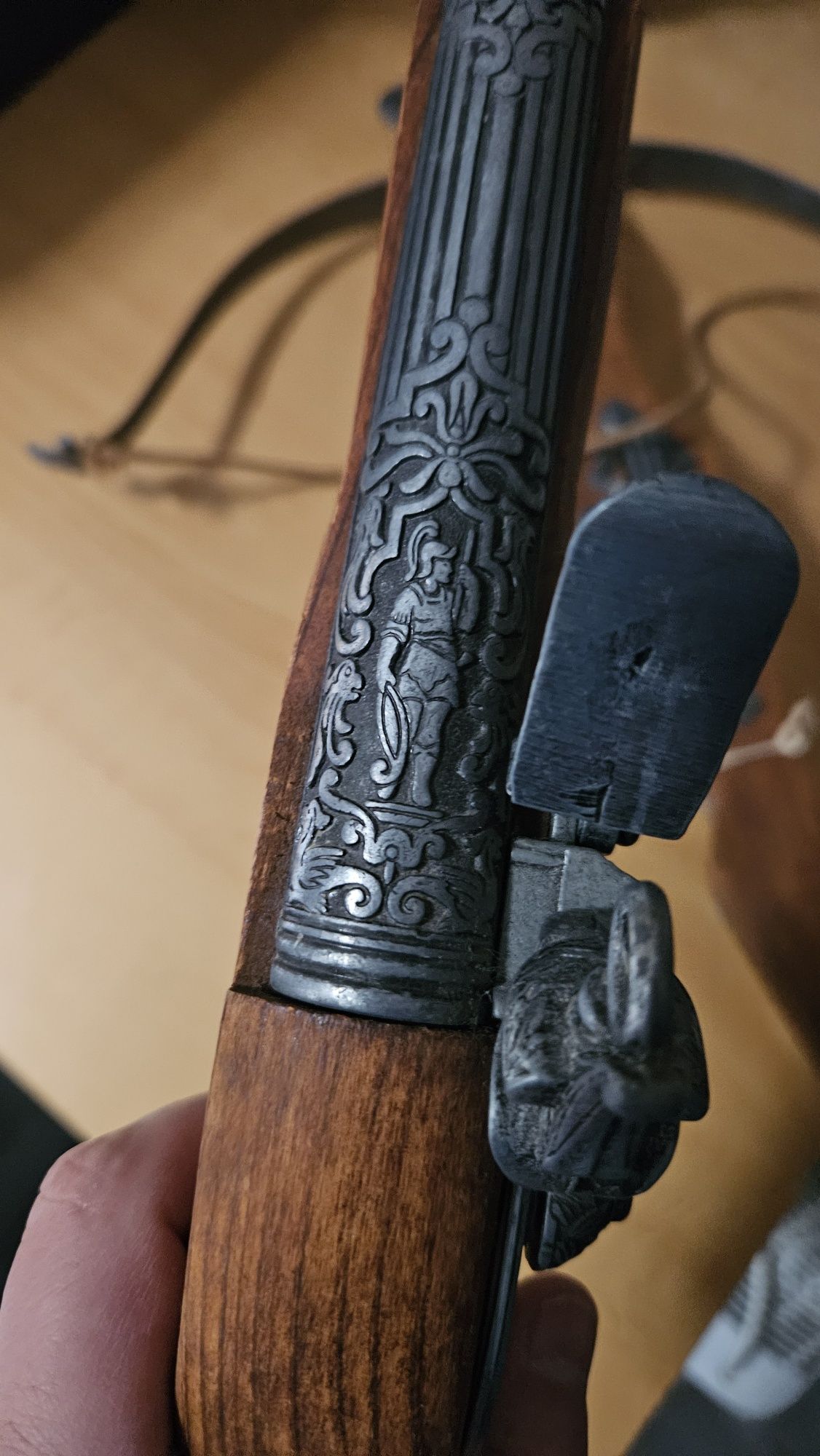 Pistola e Besta antigos